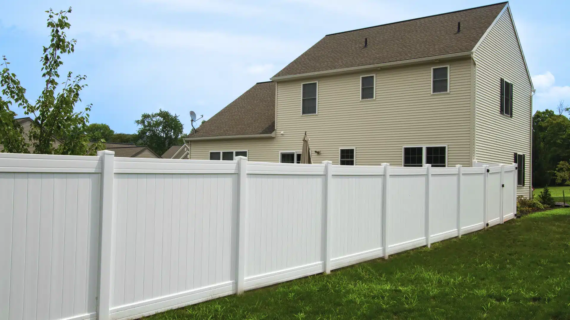 white vinyl fence enclosing a backyard